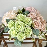 YL Neuerscheinung Trendige Künstliche Blumen Rose Hochzeitsdekoration Florale Arrangements 7-Köpfiger Seiden-Simulationsrosenstrauß