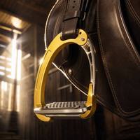 Boîte de présentation pour étriers de sécurité dorés sur mesure - Finition anodisée artisanale pour une expérience d'équitation haut de gamme