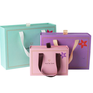 Venta al por mayor de alta calidad de logotipo de diseño personalizado bolsa de embalaje de regalo de papel con asas para regalo - Product Image 1