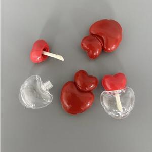 Botella de Brillo Labial de Plástico de 7 ml con Forma de Corazón de Color Rojo, Botella de Lápiz Labial de 7 ml con Pincel - Product Image 1