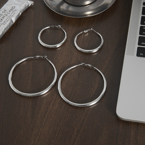 Aros de Acero Inoxidable 18K, Diseño Geométrico Redondo y Liso, para Joyería de Moda - Product Image 3