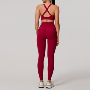 Conjunto de 2 piezas de sujetador deportivo de yoga de secado rápido para mujer con espalda cruzada, cintura elástica y logo frontal/en la cintura - Product Image 3