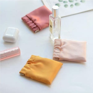 Nouveau mini sac en satin de soie double couche avec fermeture à fermoir et motif lettres, sangle dorée, rangement pour écouteurs et porte-monnaie - Product Image 5