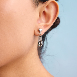 Pendientes Colgantes de Acero de Titanio en Forma de Corazón con Diseño de Clip y Circonita Blanca para Regalo - Product Image 4