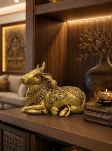 Estatua de Toro Nandi de Latón Hecha a Mano, Escultura de Vaca Sagrada Reclinada, Diseño Intrincado Tradicional Grabado, Acabado Dorado, Hindú - Product Image 2