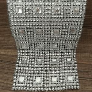 Venta al por mayor 24 filas redondo de plata de diamantes de corte de acrílico plástico cuadrado de diamantes de imitación de rollo para ropa de cama - Product Image 6