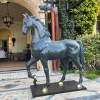 Statue de cheval anglais de race pleine croissance en bronze grandeur nature, sculpture réaliste, fabrication artisanale par moulage à la cire perdue pour la décoration de jardins, de propriétés et d'hôtels