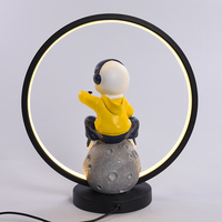 Statue d'astronaute en résine pour décoration de table, lampe de nuit moderne usb, décoration de maison, cadeau unique, LED créative