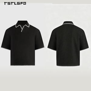 เสื้อโปโลถักเนื้อผ้าสีดำสำหรับผู้ชาย แต่งขอบซิกแซก คอเปิด ทรงหลวม สไตล์ Old Money หรูหรา สำหรับฤดูร้อน แขนสั้น - Product Image 1