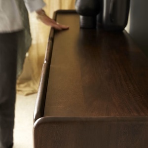 Buffet moderne personnalisé en brun foncé avec une ligne organique et un design sculptural, table basse, <span class=keywords><strong>meuble</strong></span> TV, table d'appoint, table de divertissement - Product Image 3
