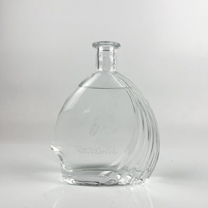Bouteille en verre de whisky gravée en forme de coeur spécial cristal haut - Product Image 1