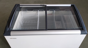 Congélateur de présentation commercial 298L à température unique avec porte pliante pour crèmes glacées et aliments surgelés, design portable et économe en énergie pour voiture - Product Image 4