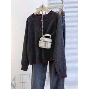 Pull en tricot à col rond à manches longues pour femme, noir avec surpiqûres contrastées - Product Image 4