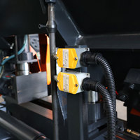 Sierra de cinta horizontal semiautomática de dos columnas GB4230 para corte hidráulico de metal, barras de acero y tubos