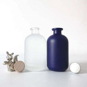 さまざまなボリュームとさまざまな重量とさまざまな加工技術を備えたあらゆる種類のウォッカガラス瓶 - Product Image 4