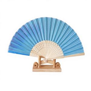 Ventaglio Pieghevole Tradizionale in Bambù Arcobaleno Estivo - Regalo Promozionale Portatile per Matrimoni e Feste - Product Image 1