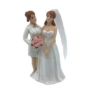 Statuetta di Sposi con Diamanti di Top Grace per il Dicembre - Coppia Femminile in Abito e Smoking per Questa Giornata - Product Image 1