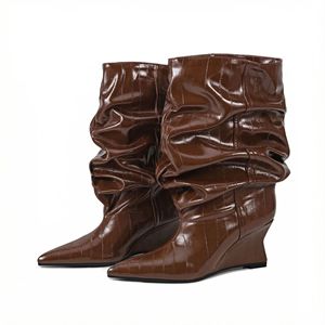 ODM OEM 2026 <span class=keywords><strong>Botas</strong></span> <span class=keywords><strong>de</strong></span> Mujer con Pliegues, Estilo Slouch, Altura Media, Punta Puntiaguda, Tacón <span class=keywords><strong>de</strong></span> Cuña, Microfibra, Impermeables, PU, Moda Otoño Invierno - Product Image 3