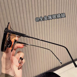 Gafas de sol cuadradas con montura negra para mujer, protección UV400, lentes de té, gafas de sol de estilo callejero a la moda - Product Image 5