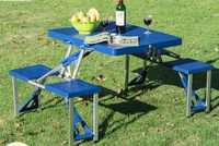 Table pliante d'extérieur compacte avec banc intégré et trou pour parasol, en HDPE imperméable et structure en aluminium, idéale pour le camping, le jardin et la terrasse
