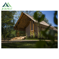 Tente de glamping de luxe africaine personnalisée à deux étages avec chambre et salon