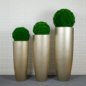 Vase décoratif moderne et minimaliste en fibre de verre, sur pied, en forme de bol et de bouteille, coloré - Product Image 3