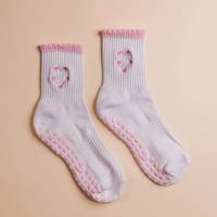 Chaussettes de Pilates antidérapantes blanches avec logo brodé personnalisé pour femmes, chaussettes de yoga confortables et respirantes, chaussettes de Pilates avec grip