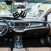 Dés en peluche floue de haute qualité avec des points de coeur décorent l'ornement intérieur de voiture logo OEM et forme de points personnalisés