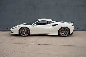 Ferrari F8 Tributo Decappottabile Sportiva Usata - Modello 2024 - IN VENDITA - Product Image 2