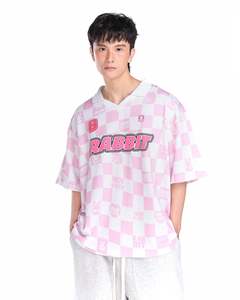 Camiseta de punto doble 100% poliéster con cuello polo a cuadros rosa y blanco, diseño de conejo y leche de fresa, corte holgado informal. - Product Image 3