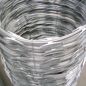 Alambre de púas tipo <span class=keywords><strong>concertina</strong></span> CBT-65, galvanizado en caliente, antiescalada, para protección de perímetros y cercas - Product Image 6