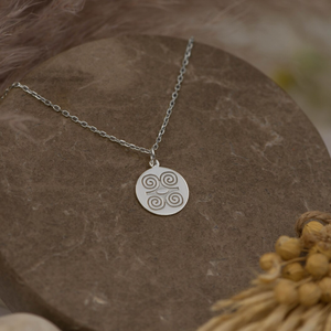 Collar con colgante redondo personalizado con grabado de símbolo africano Joyería impermeable hipoalergénica chapada <span class=keywords><strong>en</strong></span> oro de 18 quilates personalizada - Product Image 3