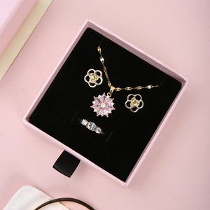 Boîte <span class=keywords><strong>à</strong></span> bijoux <span class=keywords><strong>personnalisée</strong></span> avec logo imprimé, emballage en carton avec tiroir et pochette en microfibre pour bijoux - Product Image 3
