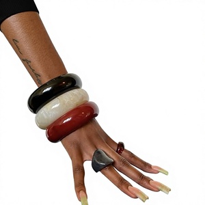 Ensemble de bracelets en résine faits à la main pour femmes, bracelets colorés modernes et tendance, accessoires de bijoux uniques pour un style décontracté - Product Image 2