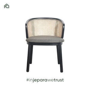 Chaise Cika, une chaise sophistiquée en teck avec assise rembourrée, conçue pour offrir confort, durabilité et style classique. - Product Image 4