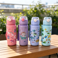 Bouteilles d'eau en plastique multicolores imprimées avec des dessins animés amusants et mignons, équipées d'une paille et d'une corde portable pour les sorties