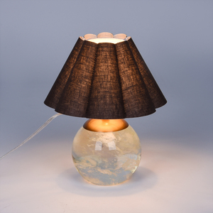 Lámpara de mesa moderna con esfera de cristal, pantalla de tela plisada, lámpara decorativa de noche para dormitorio, sala de estar, hotel, proveedor de fábrica - Product Image 1