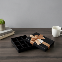 Boîte cadeau de chocolats premium, boîte noire gaufrée avec nœud en ruban doré pour truffes et bonbons