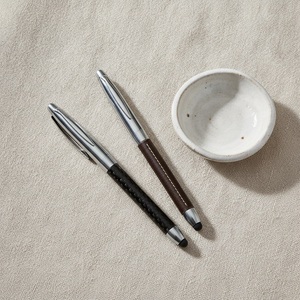 Bolígrafos Dobles de Fibra de Carbono y Cuero con Punta Táctil, Tapa Plateada Pulida, Punta de Escritura Oculta, Logotipo Personalizado, Regalo Corporativo - Product Image 4