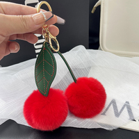 Porte-clés Pompon Cerise Rouge en Fourrure Douce et Moelleuse, Double Pompon, Pendentif Bijou Cerise pour Sac de Fille, Breloque de Sac, Anneau de Clés