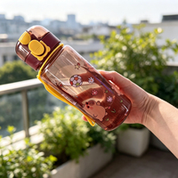 Bouteilles d'eau en plastique créatives et mignonnes de 500 ml avec motif de dessin animé, dotées d'une corde portable, pratiques pour les enfants