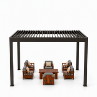 Pergola moderne de luxe en aluminium, imperméable, à lames orientables, avec structure thermolaquée résistante à la corrosion pour l'ombrage des cours.