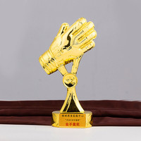 Trophée sportif personnalisé en polyrésine avec gants dorés de gardien de but de football artificiel