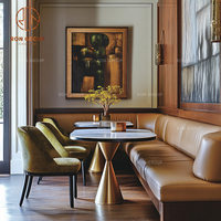 Ensemble de meubles de café moderne, restaurant, table ronde en marbre avec base dorée, fauteuils verts et canapé en cuir brun