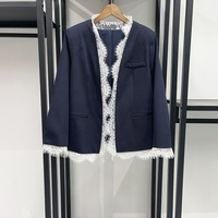 Ensemble tailleur deux pièces OUDINA tendance pour femme : blazer élégant en laine mélangée à col en V et garniture en dentelle, et mini-jupe