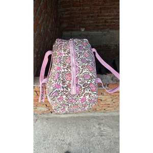 Bolsa de Viaje Acolchada de Algodón, Hecha a Mano, Elegante, Ligera, Duradera, con Estampado Tradicional, Perfecta para Viajes de Fin de Semana - Product Image 2