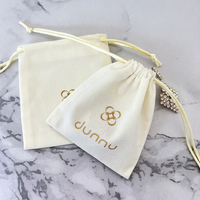 Pochette en velours en peluche beige doux avec logo personnalisé sérigraphie en soie emballage sac à poussière avec cordon de serrage pour cadeau