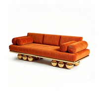 Canapé en tissu de luxe italien, design moderne, structure en acier inoxydable, trois places, mobilier pour salon de villa et projets de manoir