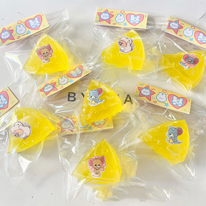 Jouet anti-stress en gelée d'eau super douce, fait main, en forme de brique de fromage, cadeau pour enfants et adultes, avec ambiance cool - Product Image 1