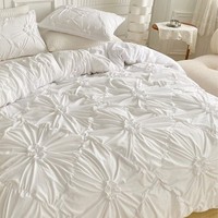 Parure de lit de luxe nordique blanche en polyester, taille King, personnalisée, avec housse de couette unie chic à fleurs froncées pour hôtel (vente en gros)